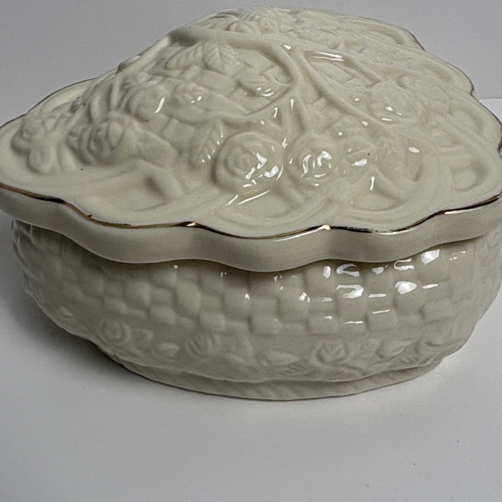 Hampton Collection ivory porcelain heart-shaped trinket box - Picture 5 of 10